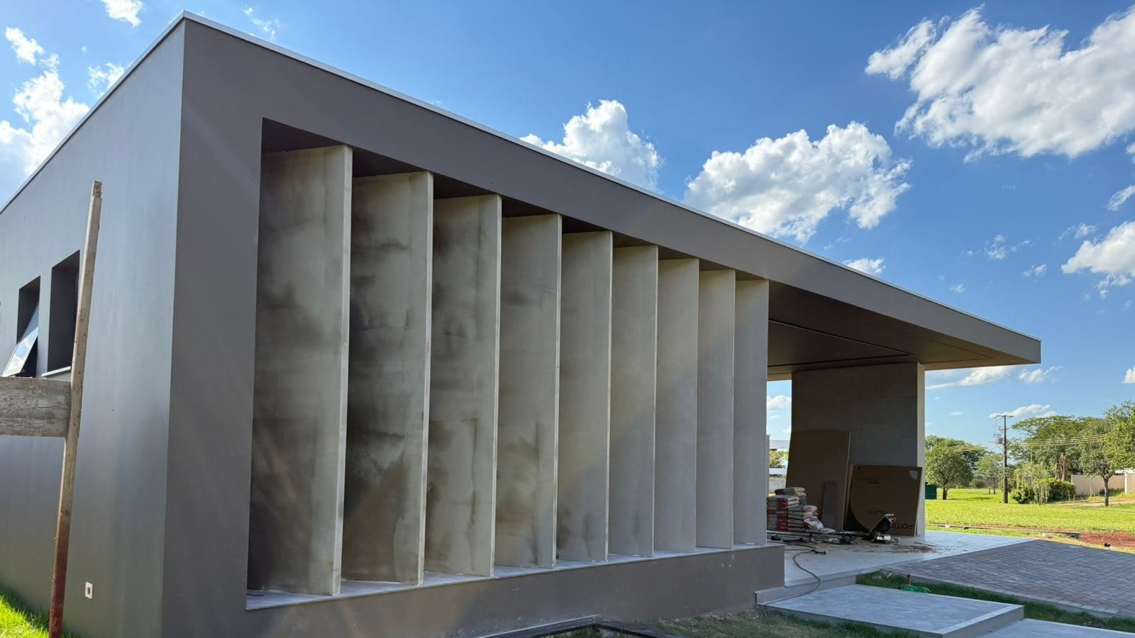 Fachada em painel externo com brises verticais, executada em casa de alto padrão